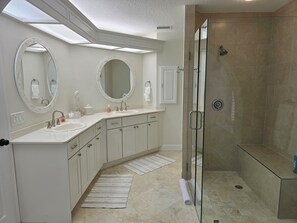 Hair dryer, towels, soap, toilet paper - A Private Waterfront Sanctuary on Bay Island, Moments from Siesta Key. (Sarasota)