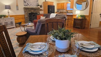 Älytelevisio, takka, DVD-soitin, kirjoja