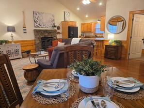 Älytelevisio, takka, DVD-soitin, kirjoja