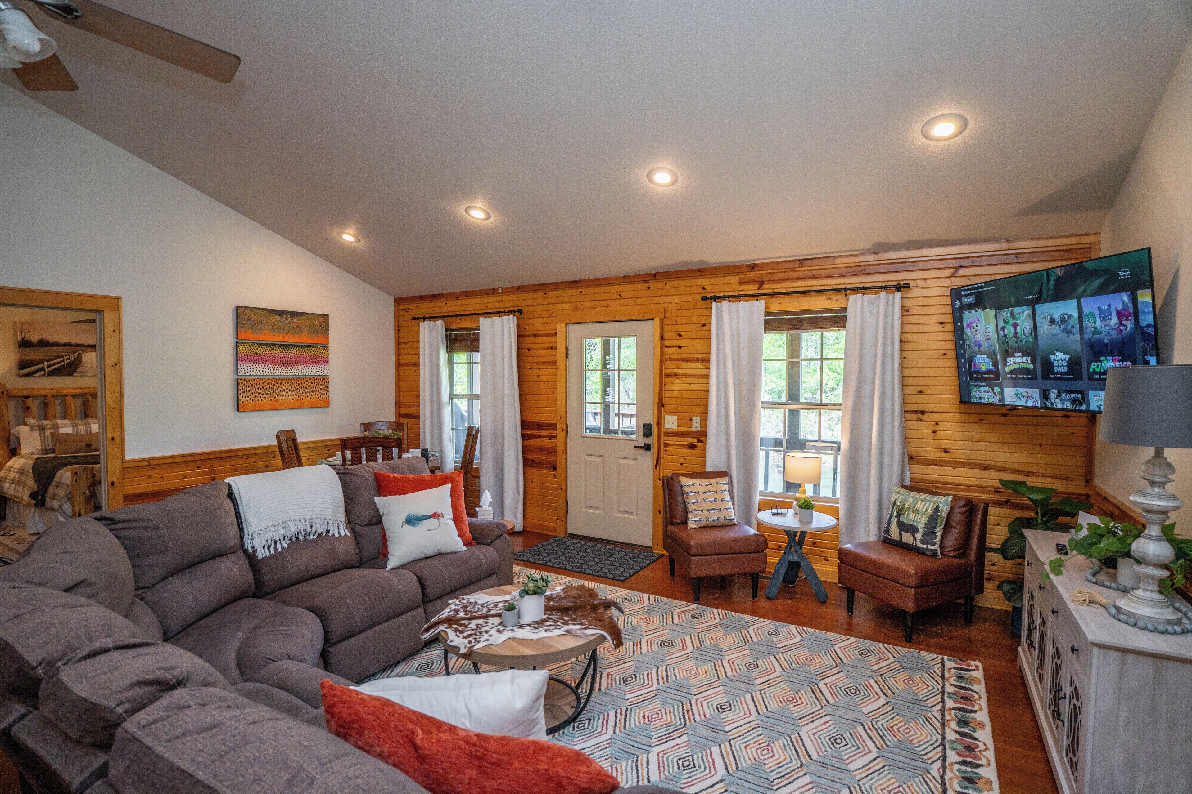 Smart-tv, pejs, dvd-afspiller, bøger