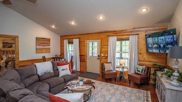 Smart-tv, pejs, dvd-afspiller, bøger