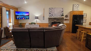 Älytelevisio, takka, DVD-soitin, kirjoja