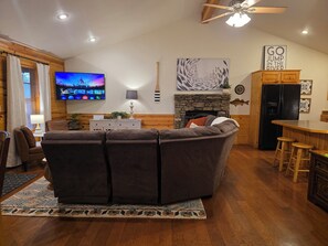 Älytelevisio, takka, DVD-soitin, kirjoja