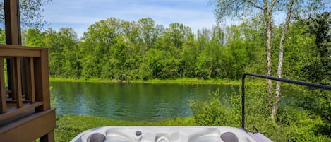 Outdoor spa tub