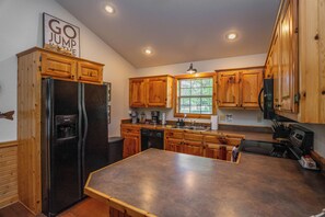 Køleskab, mikrobølgeovn, ovn, kogeplade