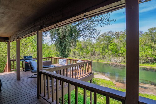 Riverfront Little Red Cabin, Hot Tub, Trout Fishing, Views & Boat Access