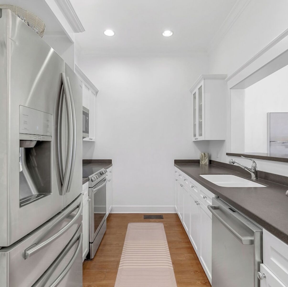 Réfrigérateur, four à micro-ondes, un four, surface de cuisson