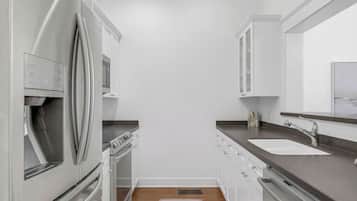 Réfrigérateur, four à micro-ondes, un four, surface de cuisson