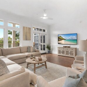 Een smart-tv en een tafeltennistafel