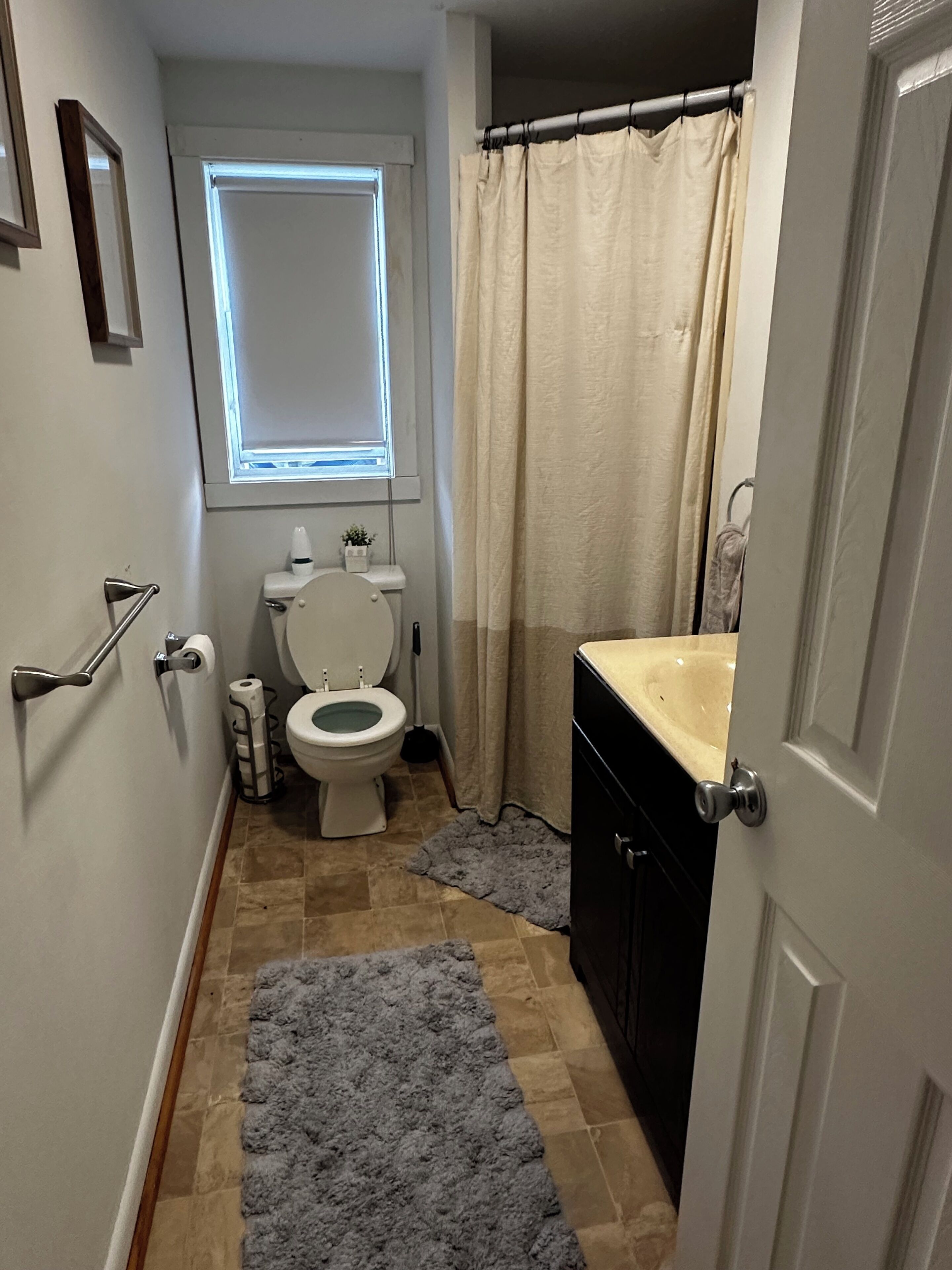 Douche, sèche-cheveux, serviettes fournies, savon