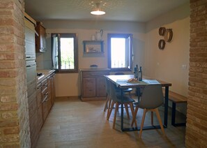 Réfrigérateur, micro-ondes, plaque de cuisson, lave-vaisselle