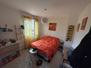 4 bedrooms, iron/ironing board, Internet - Elegant, well-equipped house (Gap)