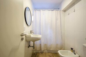 Shower, hair dryer, towels, shampoo - MOT Rentals + Duplex with Pool and BBQ in Palermo Chico (Buenos Aires)