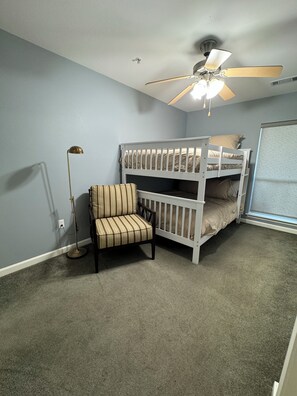 3 makuuhuonetta, silitysrauta/-lauta, Wi-Fi, vuodevaatteet