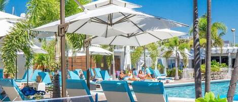 Una piscina al aire libre