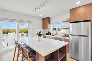 Fridge, microwave, oven, stovetop - New Waterfront Villa w/ Pool & Marina (Marathon)