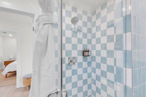 Shower, hair dryer, towels, soap - Brand New Marina Suite with Pool + Free Breakfast (Marathon)
