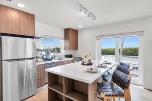 Private kitchen - Marina, Pool & Boats with Beautiful Harbor Views (Marathon)