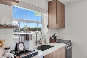 Fridge, microwave, oven, stovetop - New Waterfront Views with Pool & Tiki Bar (Marathon)