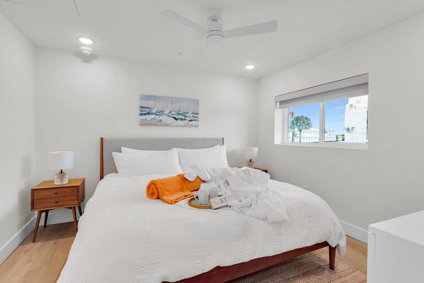 Een strijkplank/strijkijzer, wifi, beddengoed