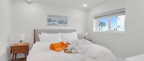 Een strijkplank/strijkijzer, wifi, beddengoed