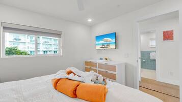 Tabla de planchar con plancha, wifi y ropa de cama