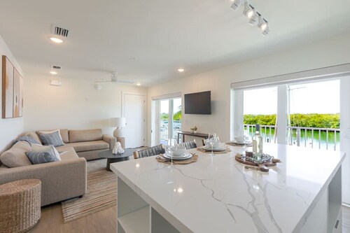 Marina View Suite w/ Pool, Tiki Bar & Boats