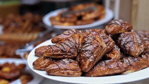 Ein Teller Gebäck mit Schokoladenglasur und Zucker.
