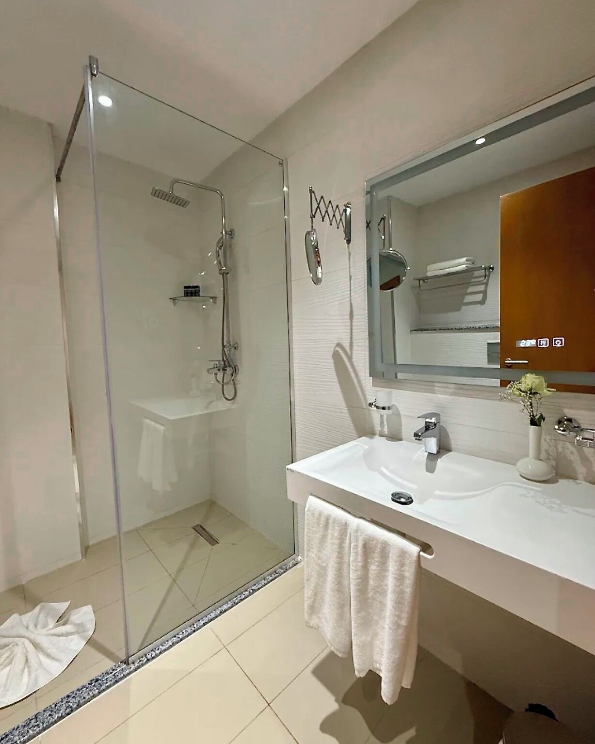 Deluxe-Doppel- oder -Zweibettzimmer | Badezimmer | Dusche, kostenlose Toilettenartikel, Haartrockner, Handtücher