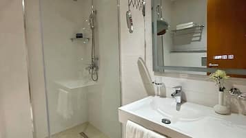 Deluxe-Doppel- oder -Zweibettzimmer | Badezimmer | Dusche, kostenlose Toilettenartikel, Haartrockner, Handtücher