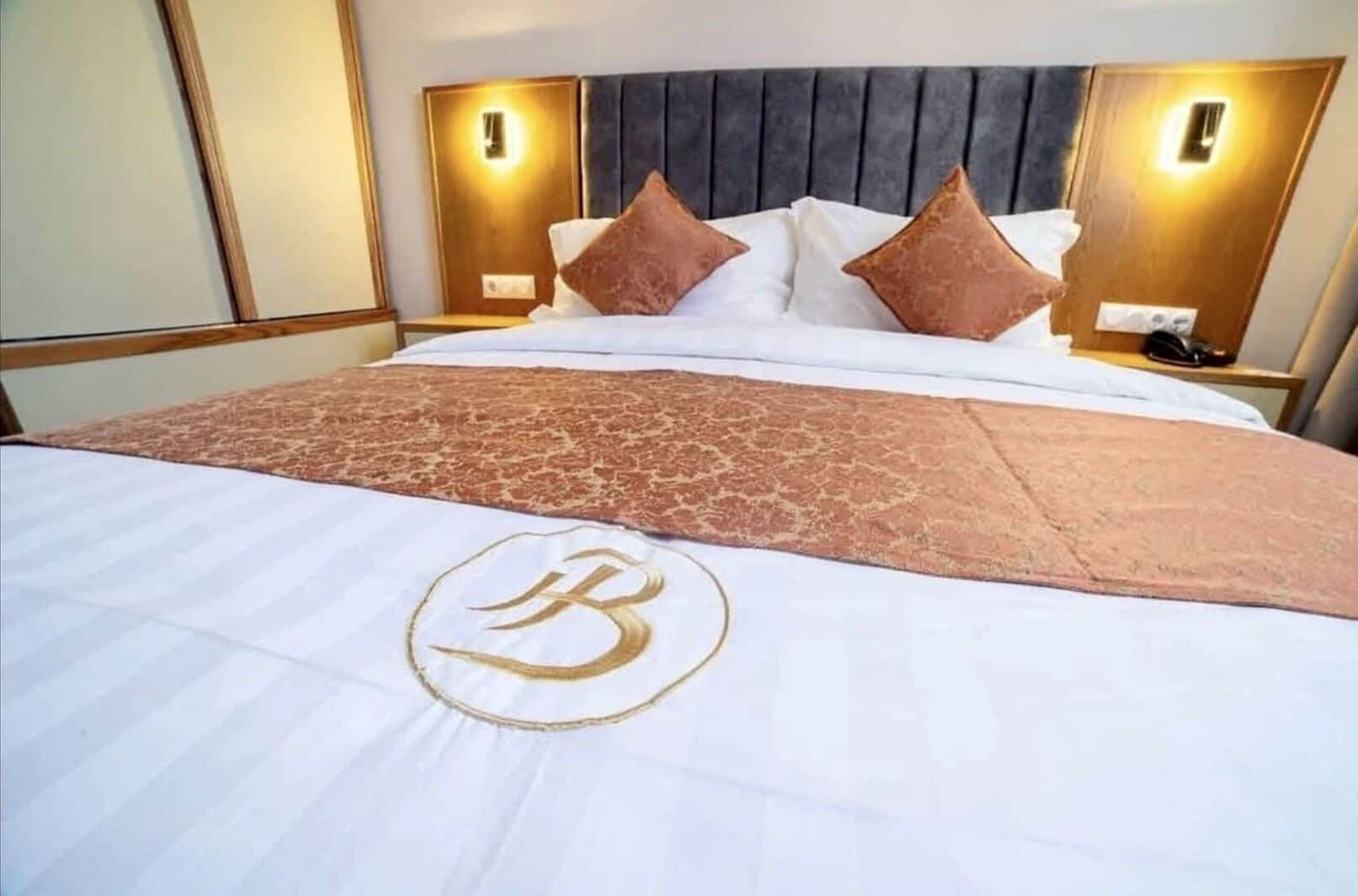 Ropa de cama de alta calidad, minibar y escritorio 