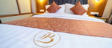 Luxe beddengoed, een minibar, een bureau, een laptopwerkplek