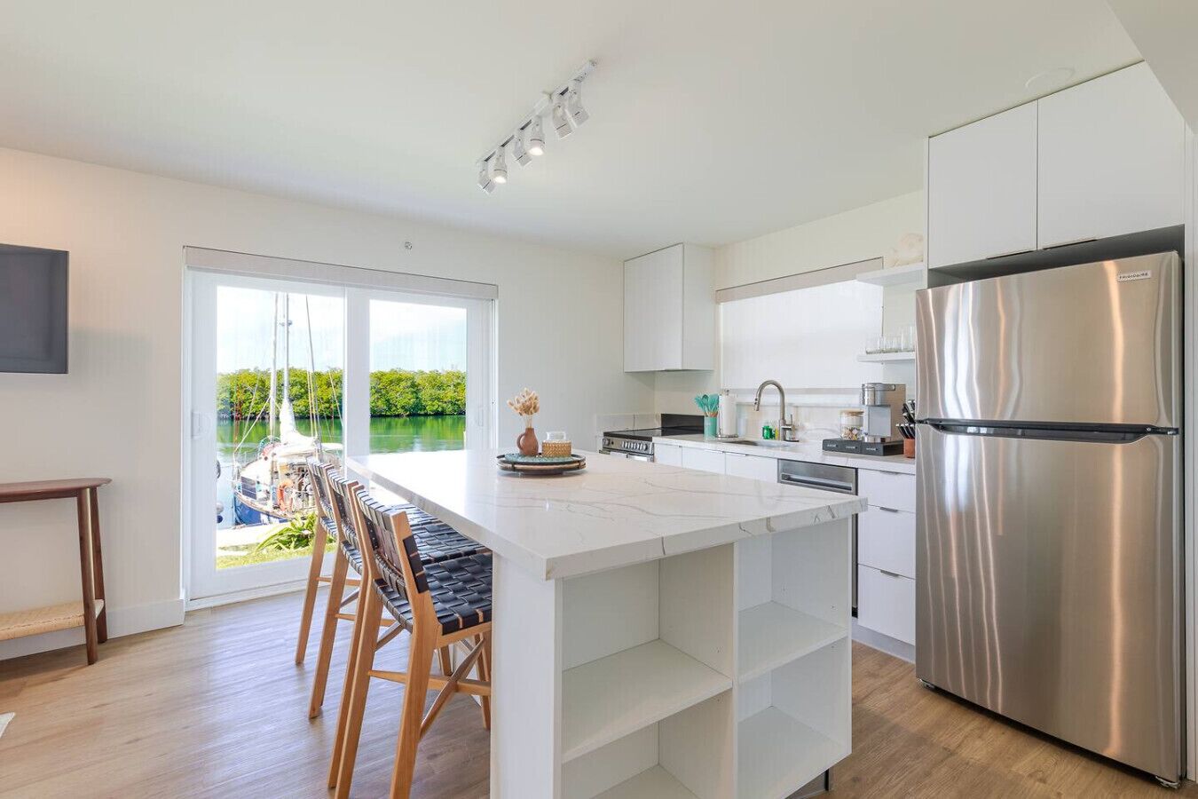 Réfrigérateur, micro-ondes, four, plaque de cuisson