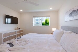 Iron/ironing board, free WiFi, bed sheets - Waterfront Suite with Pool + Daily Housekeeping (Marathon)
