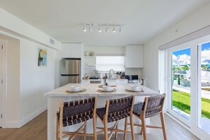 Fridge, microwave, oven, stovetop - Waterfront Suite with Pool, Tiki Bar & Marina (Marathon)