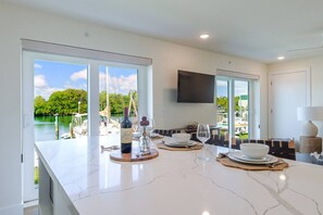Dining - Waterfront Suite with Pool, Tiki Bar & Marina (Marathon)