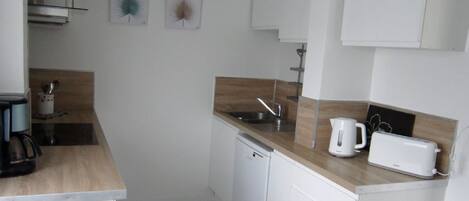 Microondas, horno, placa de cocina, lavavajillas