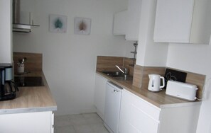 Microwave, oven, stovetop, dishwasher - Charming 2-person gite 2 minutes from beach and sea (Châtelaillon-Plage)