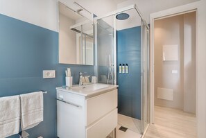 Haartrockner, Handtücher, Seife, Toilettenpapier