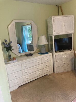 TV - Private Family Friendly Beachfront Paradise. 2 Bedroom/2 Bath End Unit w/Views. (Long Key)