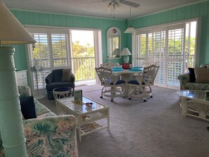 TV - Private Family Friendly Beachfront Paradise. 2 Bedroom/2 Bath End Unit w/Views. (Long Key)