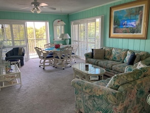 TV - Private Family Friendly Beachfront Paradise. 2 Bedroom/2 Bath End Unit w/Views. (Long Key)