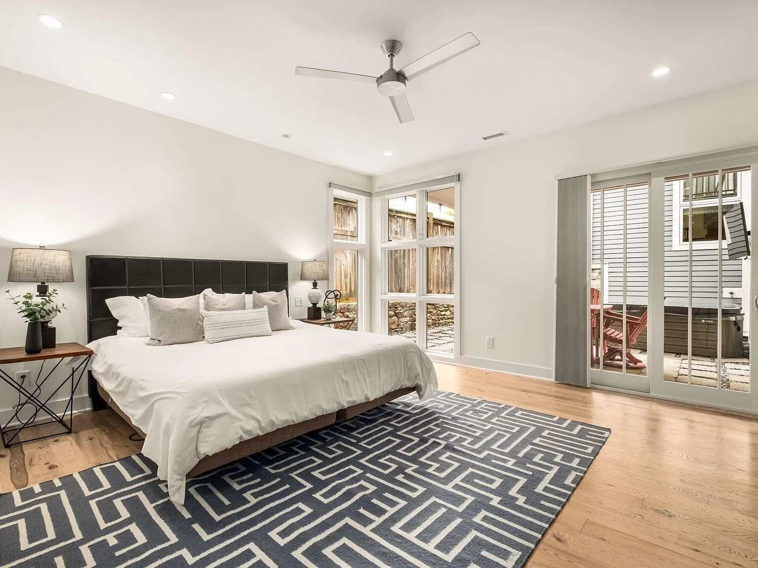 4 soverom, skrivebord, strykejern/-brett og reiseseng for barn