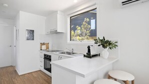 Fridge, oven, stovetop, coffee/tea maker