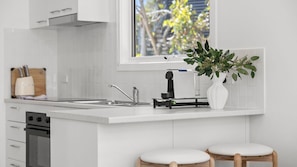 Fridge, oven, stovetop, coffee/tea maker - AquaLuna Beach House (Aireys Inlet)