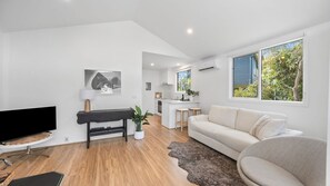 Smart TV, fireplace