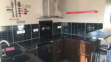 Een koelkast, een magnetron, een oven, een kookplaat