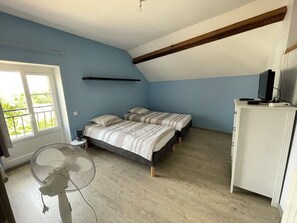 Travel crib, free WiFi, bed sheets