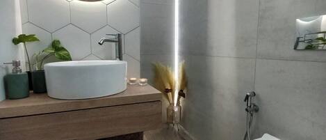 Haartrockner, Handtücher, Seife, Toilettenpapier
