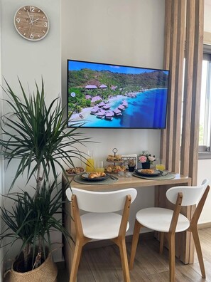 Dining - Renovated seaside apt for couples: sea view, full kitchen & Wi-Fi. (Kato Gouves)